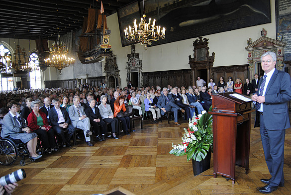 Bürgermeister Böhrnsen begrüßt die rund 1000 Gratulanten und Gratulantinnen in der Oberen Rathaushalle