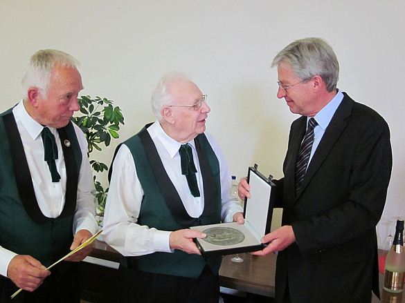 Bürgermeister Böhrnsen überreicht die Pro Musica-Plakette nebst Urkunde an Herbert Schmidt und Christian Norzel vom Bandionverein „Harmonie“