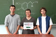 Schulleiterin Christa Sanders-Terhorst mit den Landessiegern des Alten Gymnasiums, die beim Bundeswettbewerb in Kiel angetreten sind: Jan Gewieß (links), Krystian Lange (rechts), Marek Biermann ist nicht auf dem Foto.