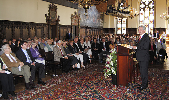 Bürgermeister Jens Böhrnsen bedankt sich bei den Patinnen und Paten der neuen Rathausstühle