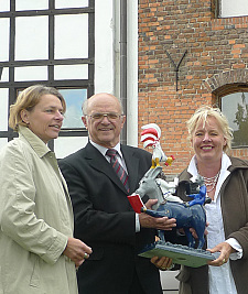 Barbara Schieferstein, Jerrzy Litwin und Ulrike Hövelmann vor dem Zentralen Danziger Marinemuseum
