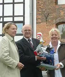 Barbara Schieferstein, Jerrzy Litwin und Ulrike Hövelmann vor dem Zentralen Danziger Marinemuseum