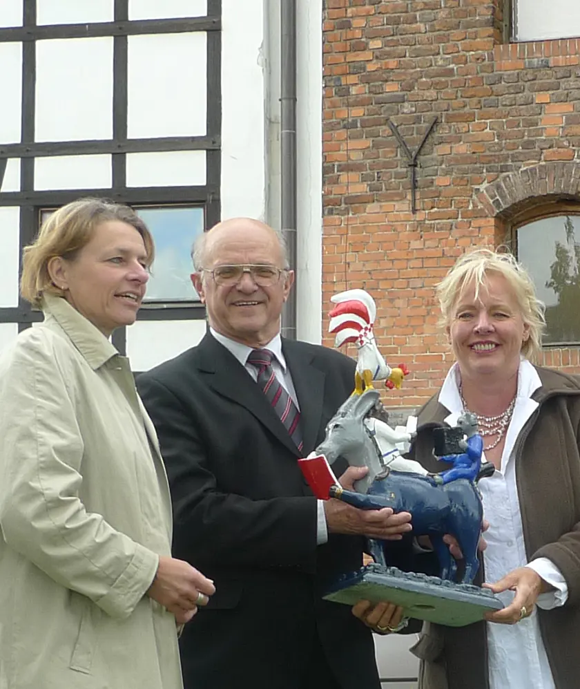 Barbara Schieferstein, Jerrzy Litwin und Ulrike Hövelmann vor dem Zentralen Danziger Marinemuseum