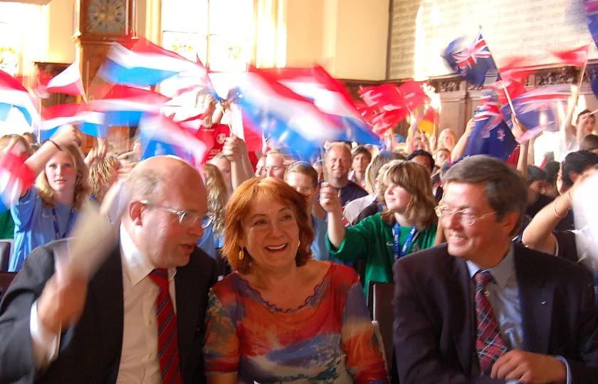 Freuten sich über die ausgelassene Stimmung bei der Eröffnung des One-Nation-Cups: Frank de Fries, Vizebürgermeister von Groningen, Bürgermeisterin Karoline Linnert und Dr. Stephan-Andreas Kaulvers, Vorstandsvorsitzender der Bremer Landesbank, Hauptunterstützer des Turniers (von links nach rechts) 