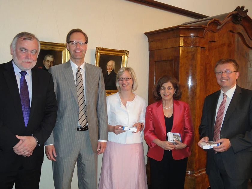 Gruppenfoto zum Besuch aus Brüssel: Handelskammersyndicus Günther Lübbe, Geschäftsführer Karlheinz Heidemeyer, ESF-Programmmangerin Kerstin Wilde, EU-Vize-Direktorin Lenia Samue und Staatsrat Dr. Joachim Schuster