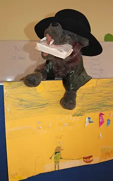 Die Schülerinnen und Schüler der Gazellenklasse überraschten Karoline Linnert mit einem Puppenspiel – in der Hauptrolle: Der gar nicht so böse Wolf