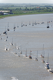 Die Rekord-Sportbootparade auf der Weser am 30. April 2011