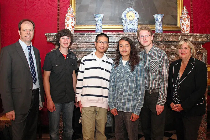 von links: Professor Kai-Uwe Hinrichs, Philipp Peter, Xianghui Zhong, Danial Sanusi, Fabian Henneke und Senatorin Renate Jürgens-Pieper.