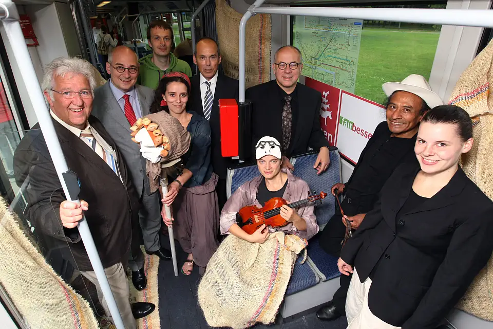 Wilfried Hautop, André Vater, Christopher Duis, Hajo Müller, Wolfgang Golasowski und Schauspielerinnen und Schauspieler des Welttheaters Bremen.