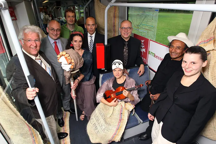 Wilfried Hautop, André Vater, Christopher Duis, Hajo Müller, Wolfgang Golasowski und Schauspielerinnen und Schauspieler des Welttheaters Bremen.