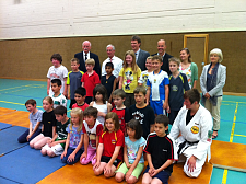 Senator Mäurer mit einer Klasse der Grundschule Am Pürschweg bei der ersten Probestunde. (von links: Senator Mäurer, Jürgen Linke (Vors. KSB Bremen-Nord), Lothar Fäsenfeld (Leiter Marketing der Sparkasse Bremen) und Christian Zeyfang (Schulsportreferent der Bildungssenatorin) 