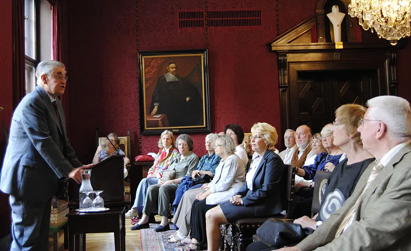 Bürgermeister a.D. Hans Koschnick begrüßt die Gäste der Lesung im Kaminsaal.