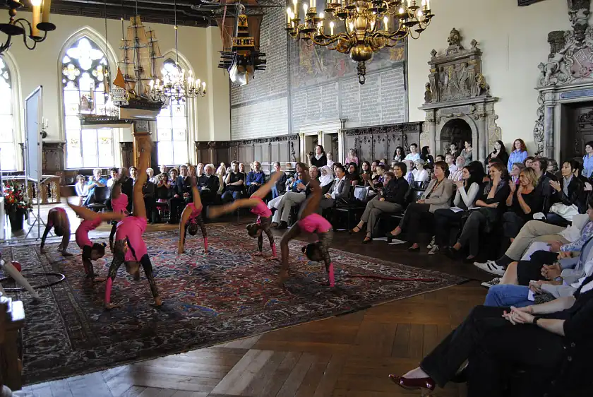 Kinder des Sportvereins Bremen 1860 präsentieren eine Turnshow der Generationen
