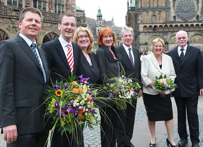 Unmittelbar nach der Wahl und Vereidigung in der Bremischen Bürgerschaft: Der neue Senat auf dem Marktplatz in Bremen  beim Fototermin (v.l.): Dr. Joachim Lohse, Martin Günthner, Anja Stahmann, Karoline Linnert, Jens Böhrnsen, Renate Jürgens-Pieper und Ulrich Mäurer