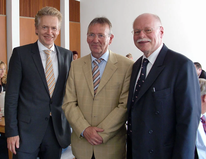 Senator Mäurer (re.) und Sportamtleiter Dr. Ulrich Mix (li.) verabschieden Günther Thies in den Ruhestand.