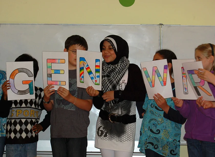 Die Gazellenklasse verabschiedete sich von ihrer Lesepatin mit einem Gedicht. Die Anfangsbuchstaben der Zeilen ergaben "Zum Abschied sagen wir..."