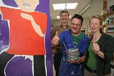 Große Freude im Blaumeier-Atelier: Andreas Lieberum, Mitorganisator des Klimafonds, überbringt Savas Özbe und Hellena Harttung die Nachricht von den 5.560 Euro Zuschuss für die neue Heizung.