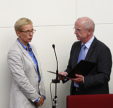 Prof. Dr. Eva Quante-Brandt bei ihrer Vereidigung durch Bürgerschaftspräsident Christian Weber