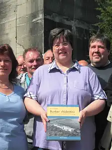 Martina Holling aus Olten ist die eintausendste Besucherin des "Denkort Bunker Valentin"