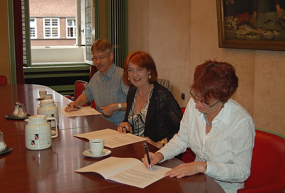 Bei der Unterzeichnung der Dienstvereinbarung (v.l.): André Schlüter (Gesamtrichterrat), Finanzsenatorin Karoline Linnert und Doris Hülsmeier (Gesamtpersonalrat)