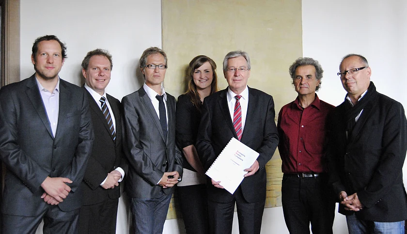 v.l.n.r.: Henning Sklorz, Ekkehart Siering (beide Senatskanzlei), Dr. Rainer Ballnus (Landesinstitut für Schule), Laura Stilke (Senatskanzlei), Bürgermeister Jens Böhrnsen, Karl-Heinz Schmid (Kino 46) und Markus Gerstmann (ServiceBureau Jugendinformation)
