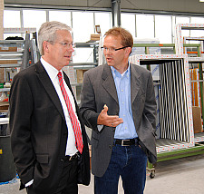 Georg Muthert, Geschäftsführer der Firma Backmann Kunststoff-Bauelemente, führte Bürgermeister Jens Böhrnsen durch die Produktionshalle