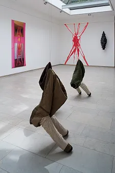 Karin Arink, Wearing H-dress to wooo you, 2001 Digitalfoto (an der Wand links) / Karin Arink, X-pose (your self to me), 2011 beschichtete Baumwolle, Holz (hinten) / Reinhold Engberding, Gehen - Für Lucius Burckhardt, 2007, Getragene Jacketts, Copyright: VG Bildkunst, 2011 (vorne)