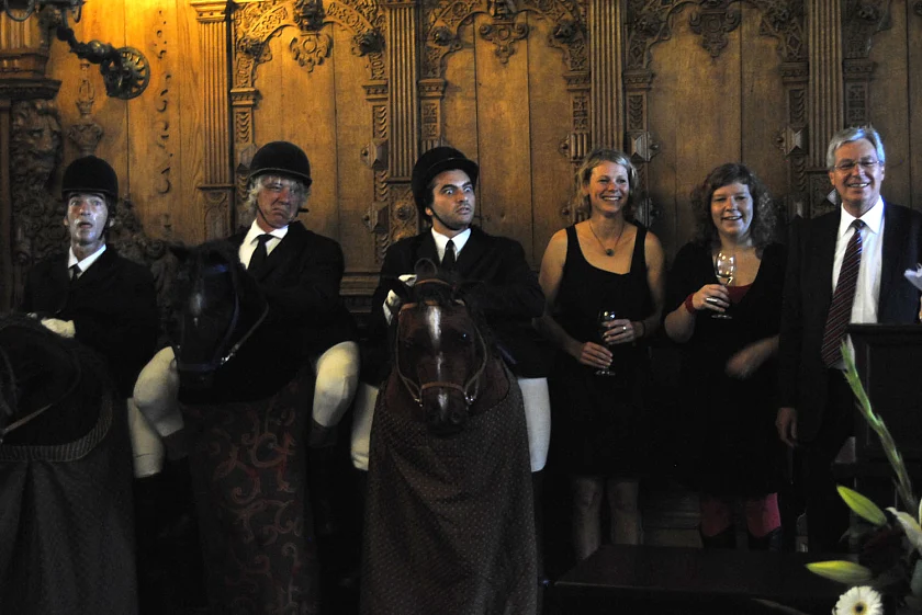 Bürgermeister Jens Böhrnsen (re.) im Kreise der Künstlergruppe "Le Goulus".