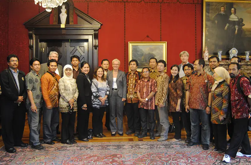 Staatsrätin Quante-Brandt (Mitte), Uwe Will (bremenports, hi.li.) und Martin Foth-Feldhusen (GIZ, hi.re.) mit den indonesischen Hafenexperten im Kaminsaal des Rathauses