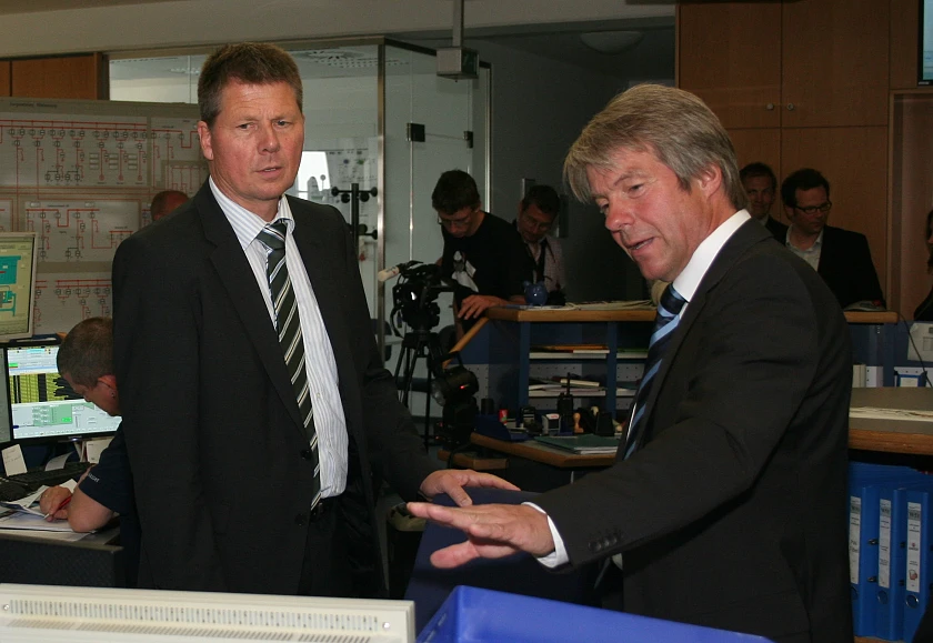 Anlässlich der Auszeichnung zum 'Klimaschutzbetrieb CO2-20' 2011 erklärt hanseWasser Geschäftsführer Jörg Broll-Bickhardt Umweltsenator Dr. Joachim Lohse die Leitwarte der Kläranlage Bremen-Seehausen