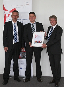  Dr. Joachim Lohse, Senator für Umwelt, Bau und Verkehr, gratuliert den hanseWasser-Geschäftsführern Uwe Dahl (links) und Jörg Broll-Bickhardt zur Auszeichnung 'Klimaschutzbetrieb CO2-20' 2011