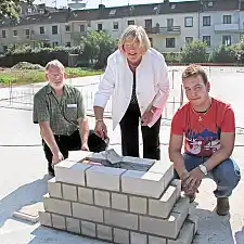 v.l.: Klaus Niemeyer, Maurer (Firma Albert Braun GmbH), Senatorin Renate Jürgens-Pieper und Vegis Demirbas, ehemaliger Schüler des Förderzentrums an der Vegesacker Straße, legen den Grundstein für den Neubau