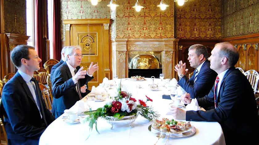 Bürgermeister Böhrnsen (Mi.li.) und Wirtschaftssenator Günthner (vo.li.) sprachen in der Güldenkammer des Rathauses mit Airbus-Chef Butschek (Mi.re.) angeregt über die Perspektiven des Flugzeugbaus.