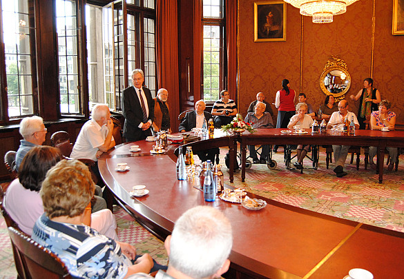 Bürgermeister Böhrnsen mit denTeilnehmerinnen und Teilnehmer der Neuengamme-Gedenkfahrt im Senatssaal