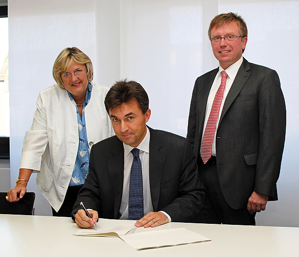 Tomislav Gmajnic (Mitte) unterzeichnet im Beisein von Gesundheitssenatorin Renate Jürgens-Pieper und Staatsrat Dr. Joachim Schuster seinen Arbeitsvertrag