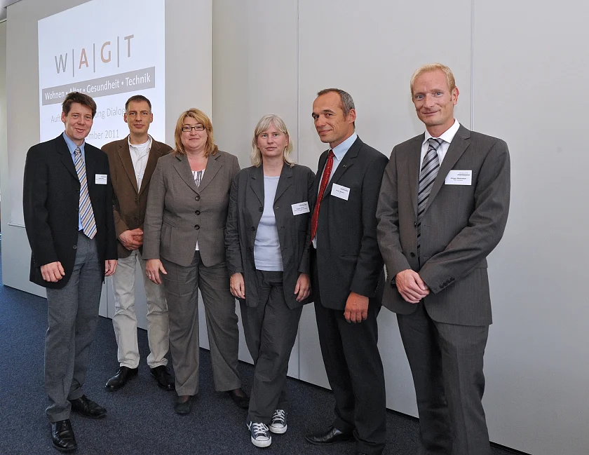 Die Senatorin mit den Siegern des Ideenwettbewerbs „Zukunft Gesundheit“ (v.l.n.r.): Dr. Ing. Holger Raffel, BCM Bremer Centrum für Mechatronik / Wissenschaftliche Einrichtung der Universität Bremen, Dr. Jörg Höhne, mevisco – Gesellschaft für Bildverarbeitung und Visualisierung mbH & Co. KG, Anja Stahmann, Senatorin für Soziales, Kinder, Jugend und Frauen, Wiebke Hamm; Abraxas Medien Hamm & Wächter GbR, Prof. Dr. Rainer Malaka, TZI Technologie-Zentrum Informatik und Informationstechnik, und Jürgen Weemeyer, vacances Mobiler Sozial- und Pflegedienst GmbH.