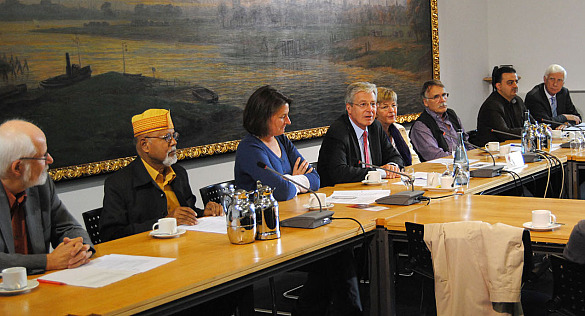 Bürgermeister Jens Böhrnsen, Initiatorin Regina Heygster sowie Vertreter der Religionsgemeinschaften informieren über das Projekt "Friedenstunnel"