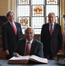 Mosud Mannan (Mitte) beim Eintrag ins Goldene Buch gemeinsam mit Bürgermeister Jens Böhrnsen (rechts) und Honorarkonsul Dr. Ralph Geuther
