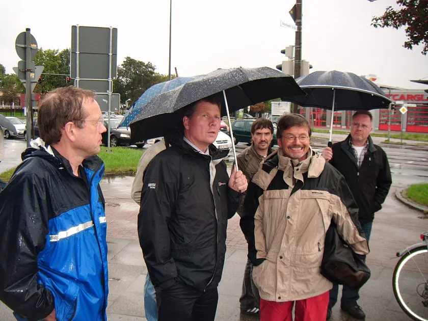 Senator Joachim Lohse mit Mitgliedern der Intiativen für eine menschengerechte A 281
