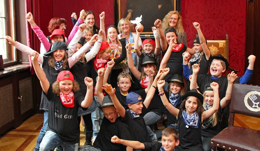 Senatorin Renate Jürgens-Pieper (Mitte hinten) mit den Schülerinnen und Schülern der Marktschule Bremerhaven