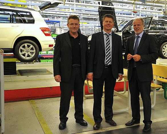 Markus Lampe, Leiter Fahrwerk C-Klasse, Senator Dr. Joachim Lohse, Andreas Kellermann, Leiter Mercedes-Benz Werk Bremen (von links)