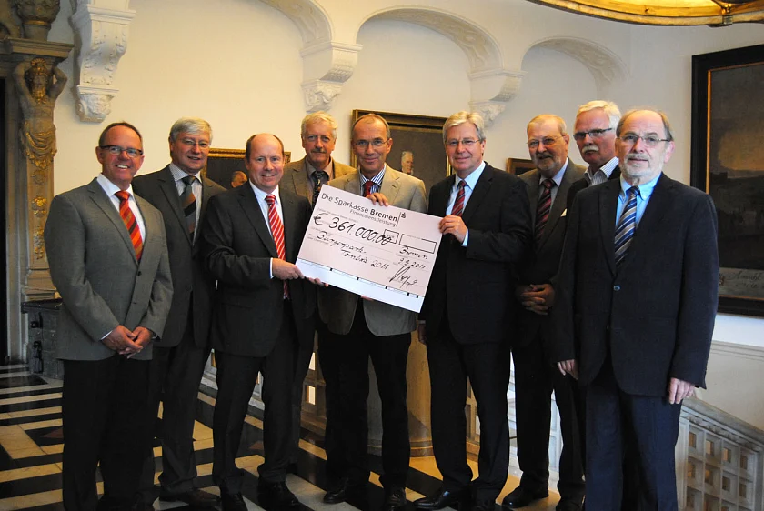 V.li.: Heiko Dornstedt (1. Vorsitzender Stadtgarten- und Verschönerungsverein für Vegesack und Umgebung e.V.), Rainer Frankenberg (1. Vorsitzender Wätjens Park e.V), Dietmar Hoppe (Geschäftsführer Bürgerpark-Tombola), Werner Damke (Bürgerpark-Direktor), Joachim Linnemann (Präsident Bürgerparkverein), Bürgermeister Jens Böhrnsen, Dietrich Schütte (Bürgerparkverein), Rolf-Gerhard Facklam (1. Vorsitzender Lür-Kropp-Stiftung), Heinrich Welke (1. Vorsitzender Park links der Weser e.V.) bei der Reingewinnübergabe im Bremer Rathaus