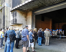Zahlreiche Besucherinnen und Besucher warten vor dem Denkort Bunker Valentin auf eine Führung.
