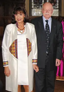 Laila Noor und Innensenator Ulrich Mäurer freuen sich gemeinsam über den Erfolg der Benefizveranstaltung für Afghanistan