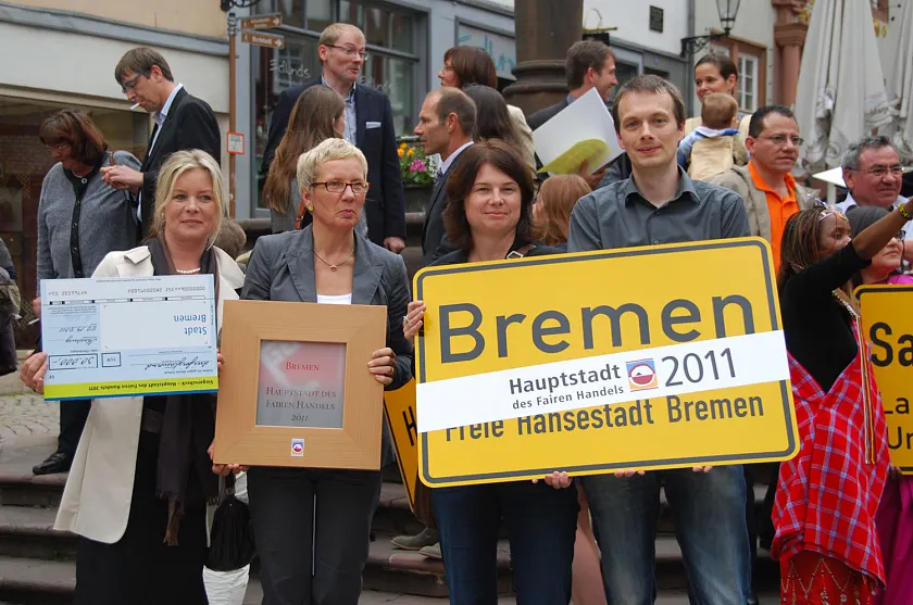 Freuen sich über die Anerkennung Bremens für den fairen Handel: (v.l.n.r.) Claudia Elfers, Referentin bei der Bevollmächtigten, Staatsrätin Eva Quante-Brandt, Ulrike Hiller, MdBB, und Christopher Duis, Geschäftsführer des Bremer entwicklungspolitischen Netzwerkes