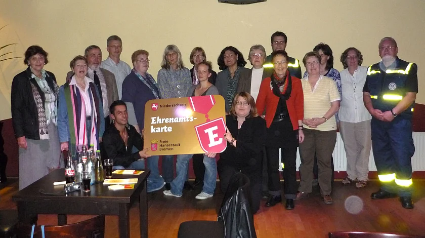 Sozialsenatorin Stahmann und Tanztrainer Roberto Albanese  gemeinsam bei der Übergabe der Ehrenamtskarte