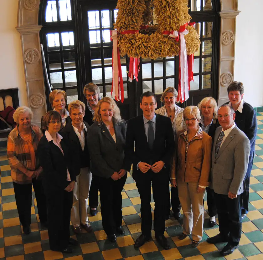 Senator Martin Günthner im Kreise der Bremer Landfrauen, rechts Hinrich Bavendam, Präsident des Bremischen Landwirtschaftsverbandes 