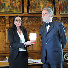 Staatsrätin Emigholz überreicht Prof. Herzogenrath die Senatsmedaille für Kunst und Wissenschaft