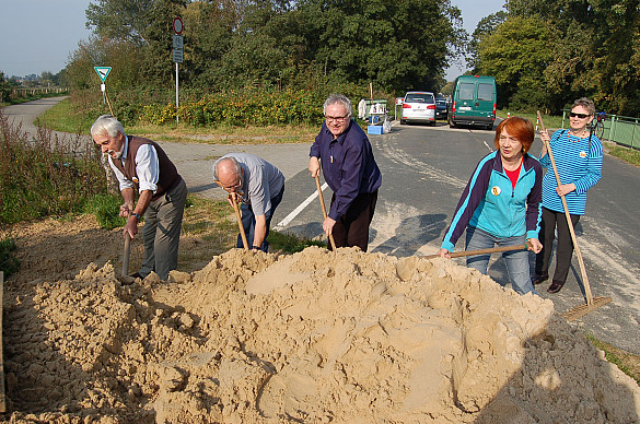Bei der Anlage eines Sandbiotops: Karoline Linnert, Staatsrat Henning Lühr sowie  Horst Backenköhler und Dr. Eike Rachor