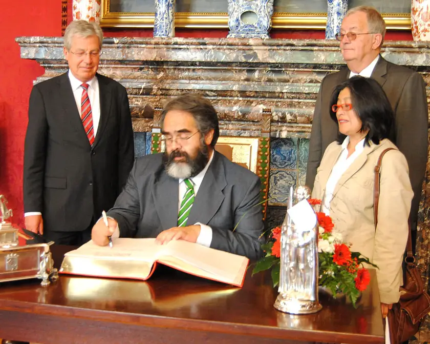 Eintrag in das Goldene Buch: Botschafter Jorge Jurado (Mitte), Bürgermeister Jens Böhrnsen (li.), Honorargeneralkonsul Prof. Dr. h.c. Bernd-Artin Wessels und Martha Galarza